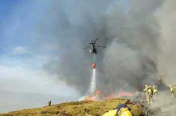 Medios aéreos y terrestres combaten al fuego en Candelario