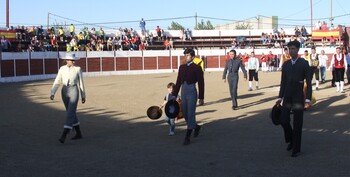 Bonita tarde taurina en Velayos con clase práctica y cortes