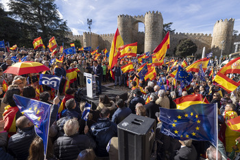 4.000 abulenses se echan a la calle en defensa de España