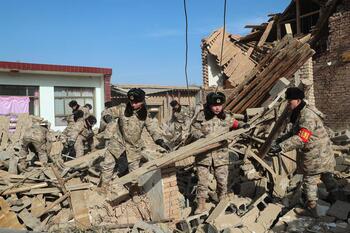 Aumentan a cerca de 145 los muertos por el terremoto en China