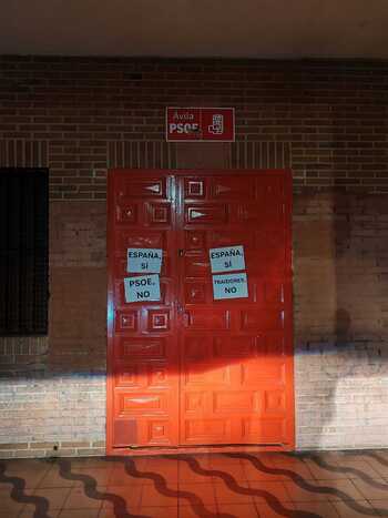Aparecen carteles de «traidores» en la sede del PSOE de Ávila