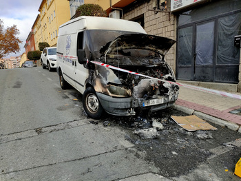 Incendio de una furgoneta en la calle Banderas de Castilla