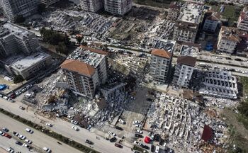 Suben a 7.200 los muertos por los terremotos de Turquía y Siria