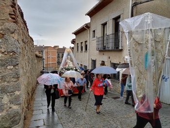 La lluvia acompaña a la Virgen del Socorro en su procesión