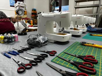 El taller de costura recibe material por valor de 3.000 euros