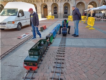Los trenes de jardín hacen parada en el Mercado Chico