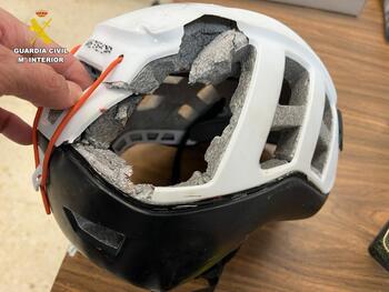 El casco salva su vida tras caerle encima una placa de hielo