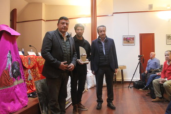 Cayetano recibe el premio a la mejor faena de San Victorino