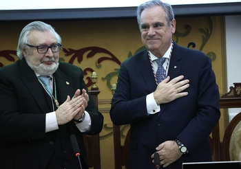 Aguilar recibe la Medalla de Oro de la Academia de Farmacia