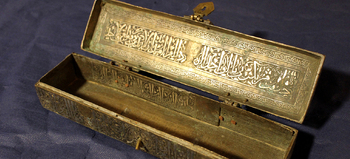 Una caja árabe del XIII en la tumba de un canónigo