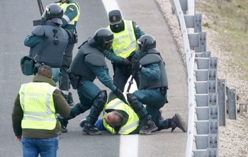 La Guardia Civil disuelve la protesta en la AP-1 en Burgos