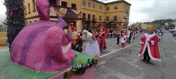 Piedralaves se pone el disfraz para desfilar en su Carnaval