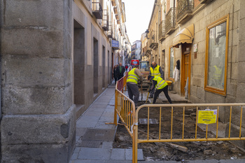 Arrancan las obras en la calle Reyes Católicos