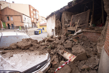 Derrumbe de una casa abandonada en Deán Castor Robledo