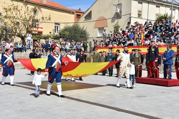 Burgohondo rinde honores a la bandera de España