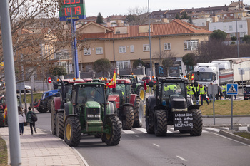 El campo, en pie de guerra, colapsa Ávila con sus tractores